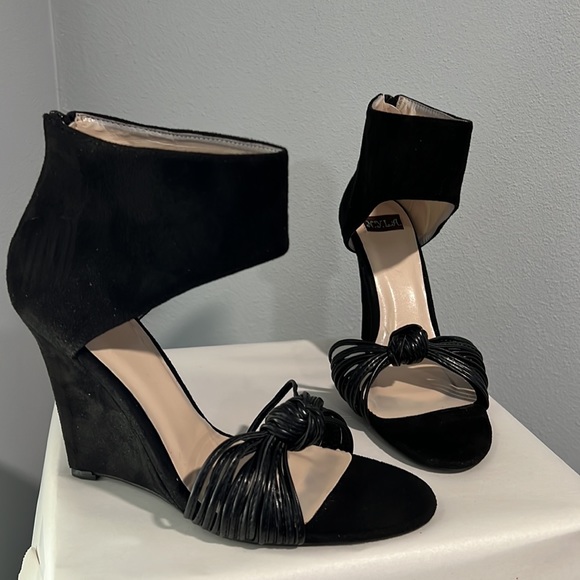 New N.Y.L.A. 'Wacoola' black strappy knotted wedges - Picture 3 of 9